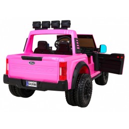 Ford Super Duty różowy