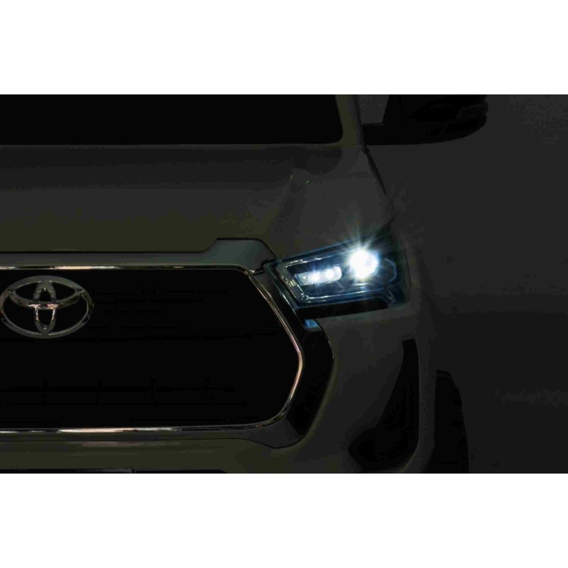 Toyota Hilux na akumulator dla dzieci Biały Pickup + Napęd 4x4 + Pilot + 2 bagażniki